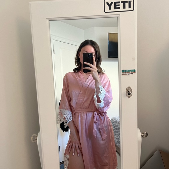 Silky Pink Robe Size S-L - Picture 8 of 8